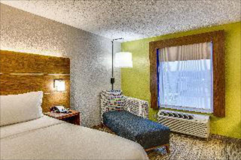 Holiday Inn Express Vincennes - image 3