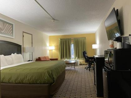 Quality Inn - image 11