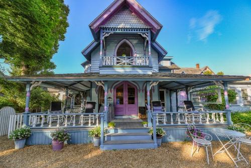 Narragansett House - main image