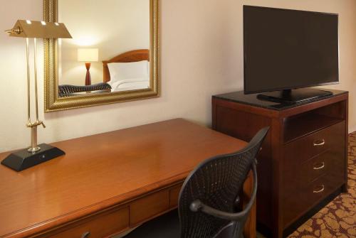 Hilton Garden Inn Virginia Beach Town Center - image 4