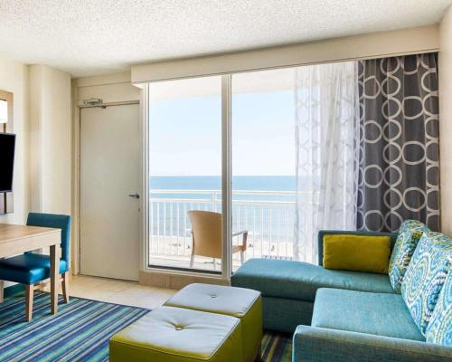 Comfort Suites Beachfront - image 4