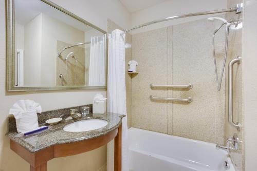 Candlewood Suites Virginia Beach Town Center an IHG Hotel - image 4