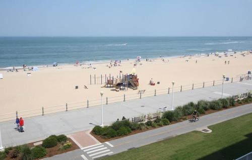 Hampton Inn Virginia Beach-Oceanfront South - image 3