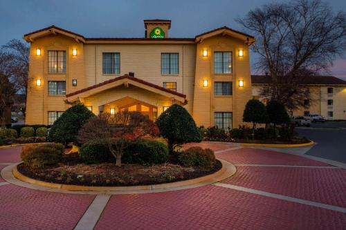 La Quinta Inn & Suites by Wyndham Norfolk Virginia Beach - image 4