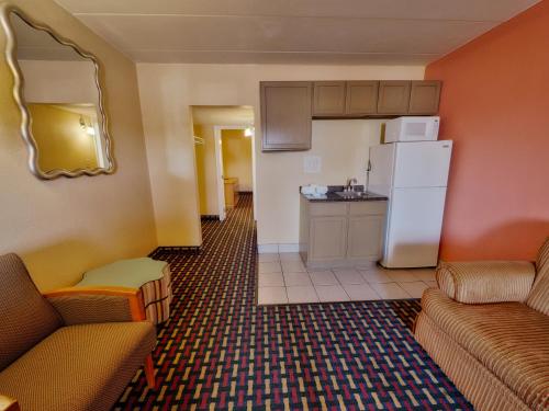 Seashire Inn & Suites - image 4