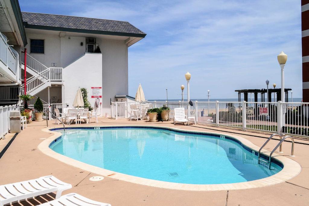 Virginia Beach Studio with Pool Access-Steps to Beach - image 3