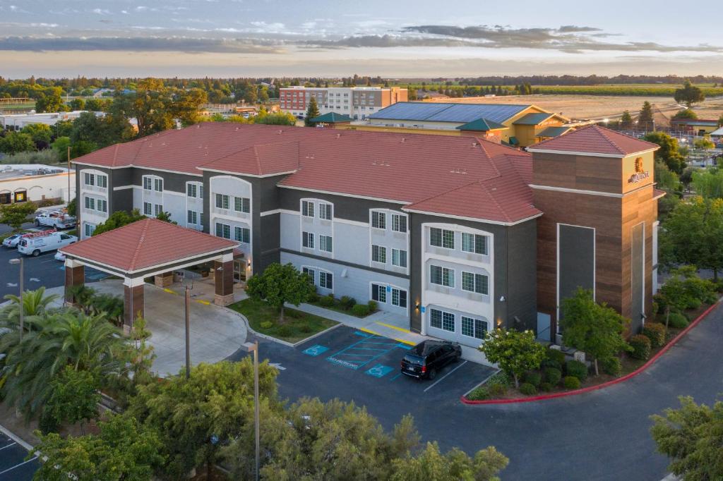 La Quinta by Wyndham Visalia/Sequoia Gateway - main image