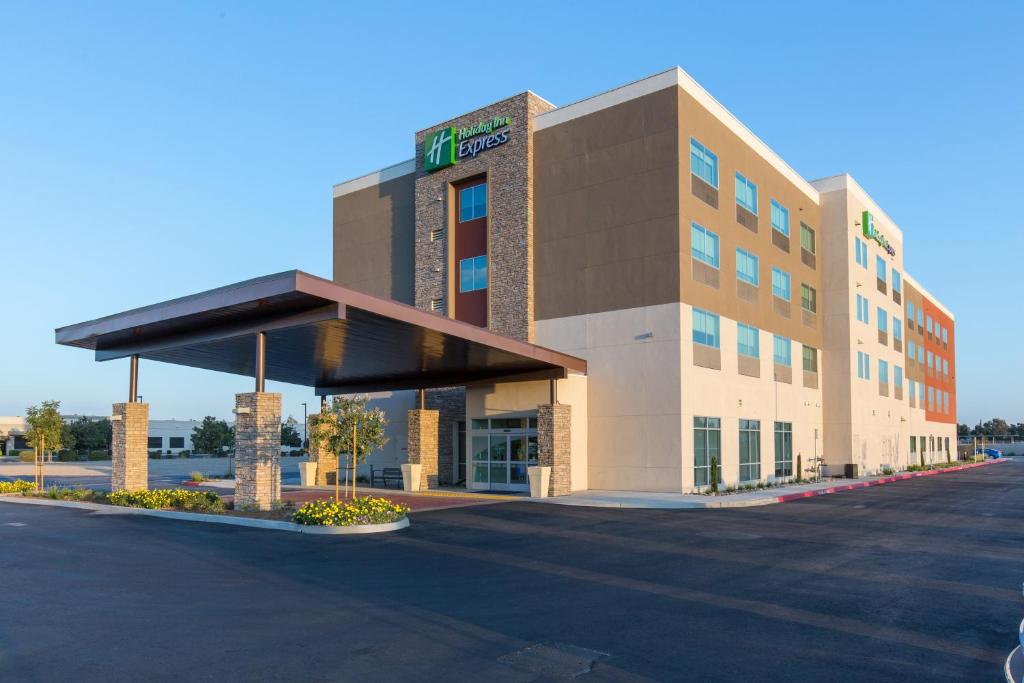 Holiday Inn Express Visalia-Sequoia Gateway Area an IHG Hotel - main image