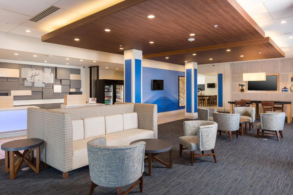 Holiday Inn Express Visalia-Sequoia Gateway Area an IHG Hotel - image 7