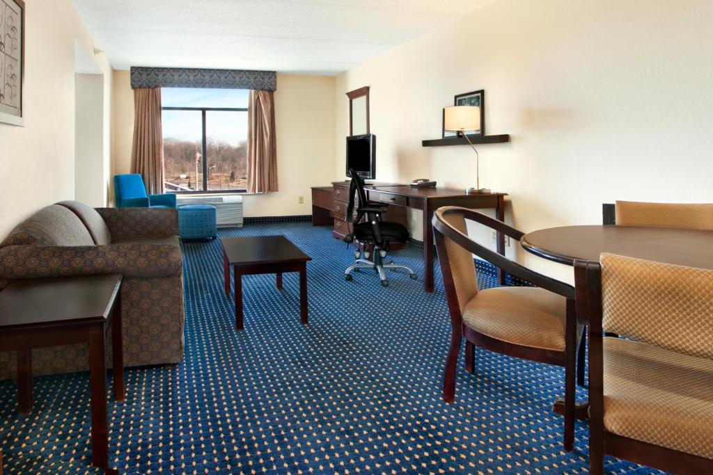 Comfort Inn & Suites - image 2