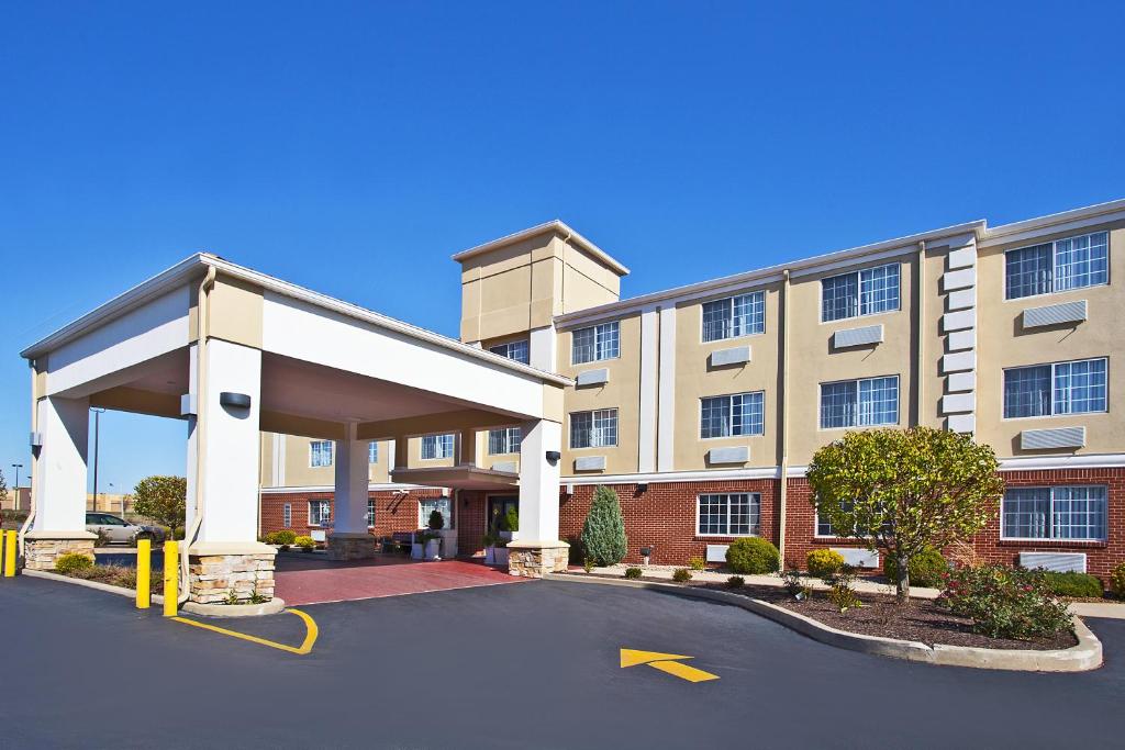 Holiday Inn Express Hotel & Suites Wabash - main image