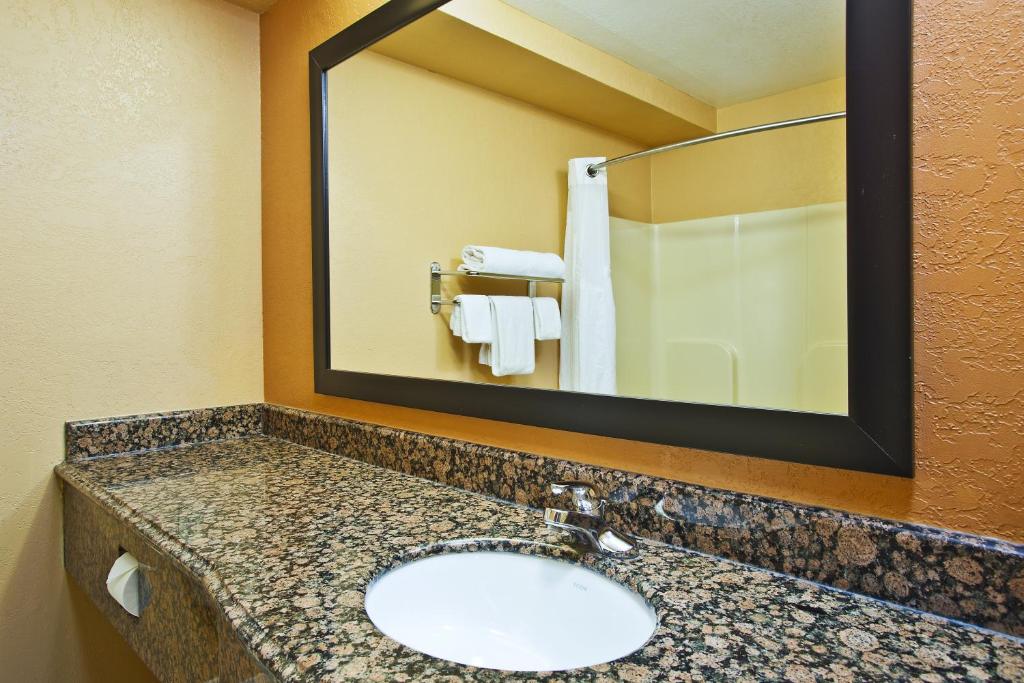 Holiday Inn Express Hotel & Suites Wabash - image 3