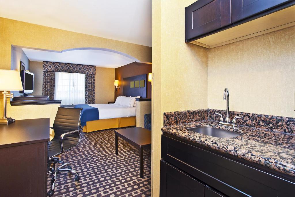 Holiday Inn Express Hotel & Suites Wabash - image 4