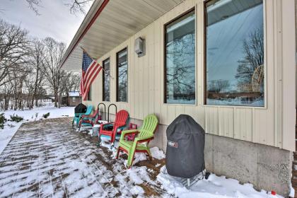 Cozy Couples Retreat with Deck Steps to Marina - image 15