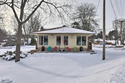 Cozy Couples Retreat with Deck Steps to Marina - image 3