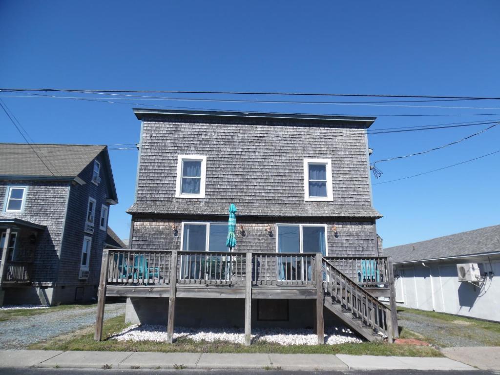 Second Floor Apartment - water & town views - main image