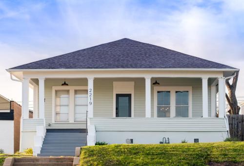 Restored 1930s Uptown Bungalow 2 min. to Magnolia - main image