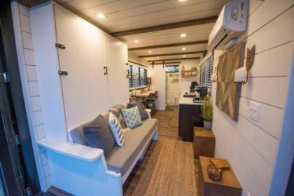 Elegant Container Home Tiny House#1 Near Magnolia - image 4