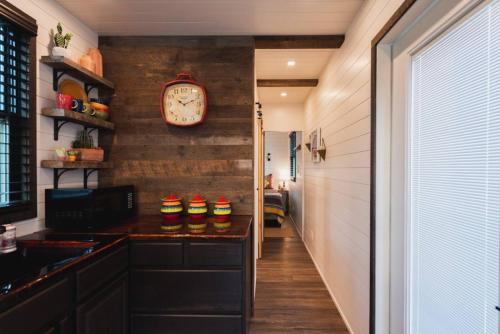 Beautiful New Container Home 12 min. to Magnolia - image 5