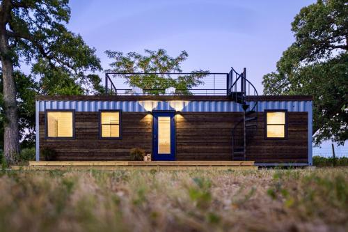 Container Tiny Home 12 min to Magnolia Silos and Baylor - main image