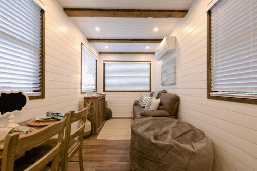 Container Tiny Home 12 min to Magnolia Silos and Baylor - image 5