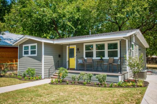 Walk to the Silos! 3 Bed 1960's Bungalow near Baylor - main image