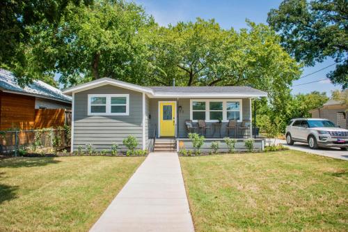 Walk to the Silos! 3 Bed 1960's Bungalow near Baylor - image 2