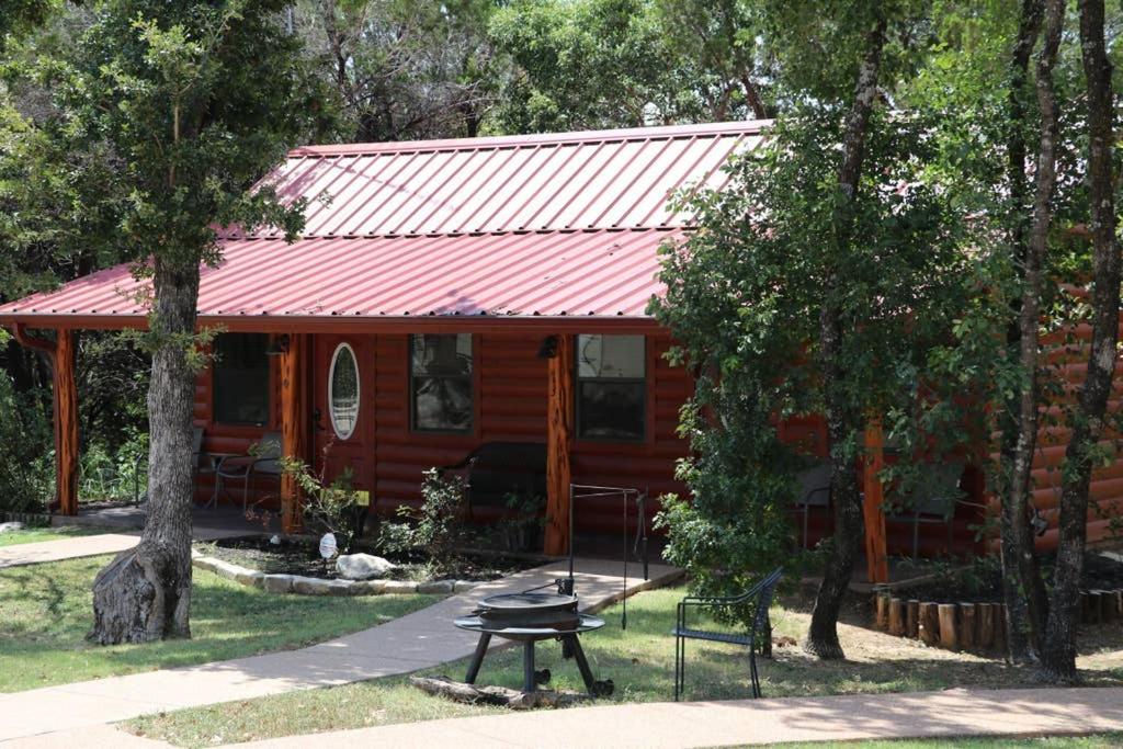 Cabin 3 Rental 15 minutes from Magnolia and Baylor - main image