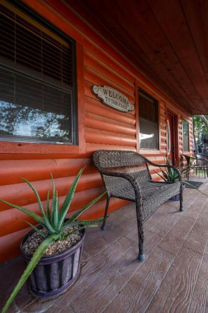 Pet Friendly Cabin 4 - 15 minutes from Magnolia and Baylor - image 2