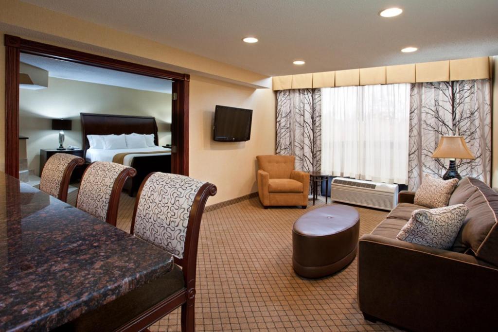 Holiday Inn Express Hotel & Suites Wadsworth an IHG Hotel - image 3