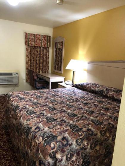 Sleepy Traveler Motel - image 14