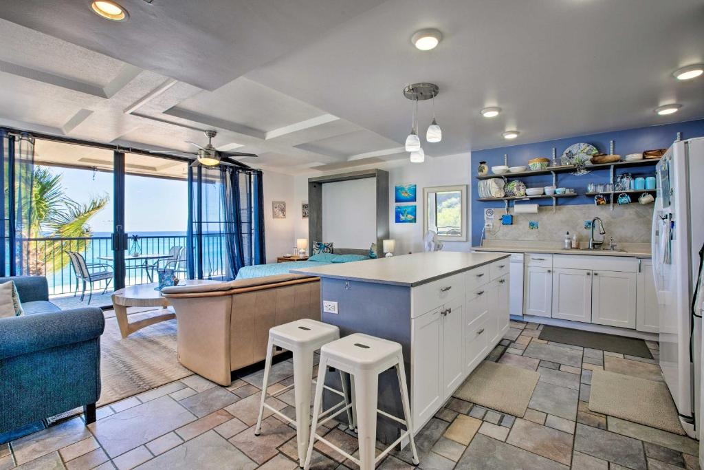 Updated Makaha Condo with Pool and Ocean-View Lanai! - image 6