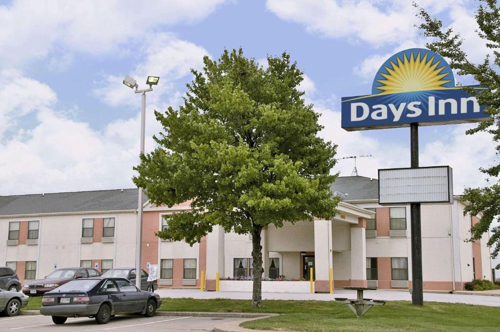 Days Inn by Wyndham Walcott Davenport - main image