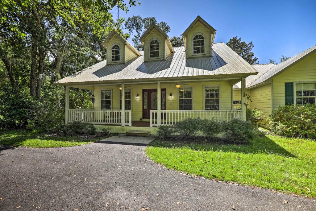 Home Nestled in Santa Fe Lake Trees with UF Parking! - main image