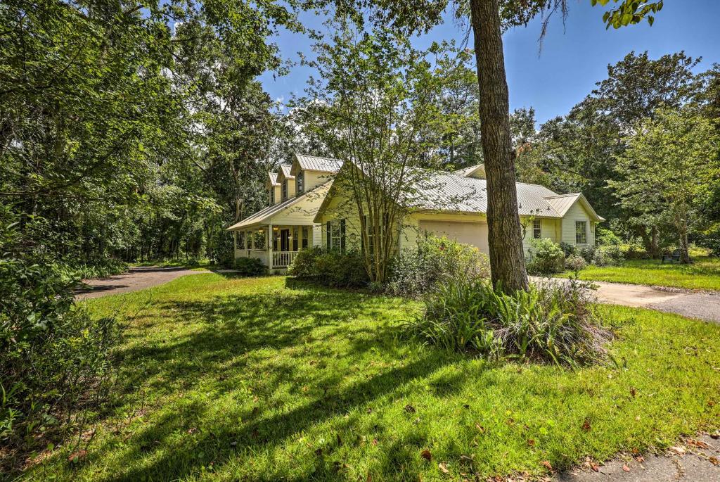 Home Nestled in Santa Fe Lake Trees with UF Parking! - image 3