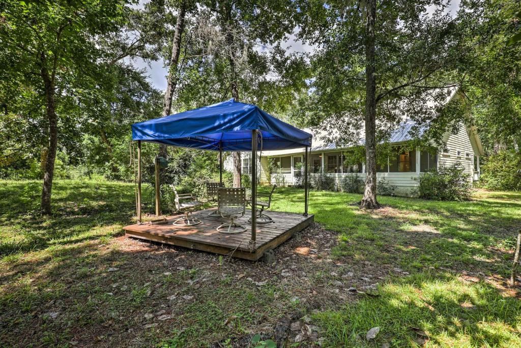 Home Nestled in Santa Fe Lake Trees with UF Parking! - image 4