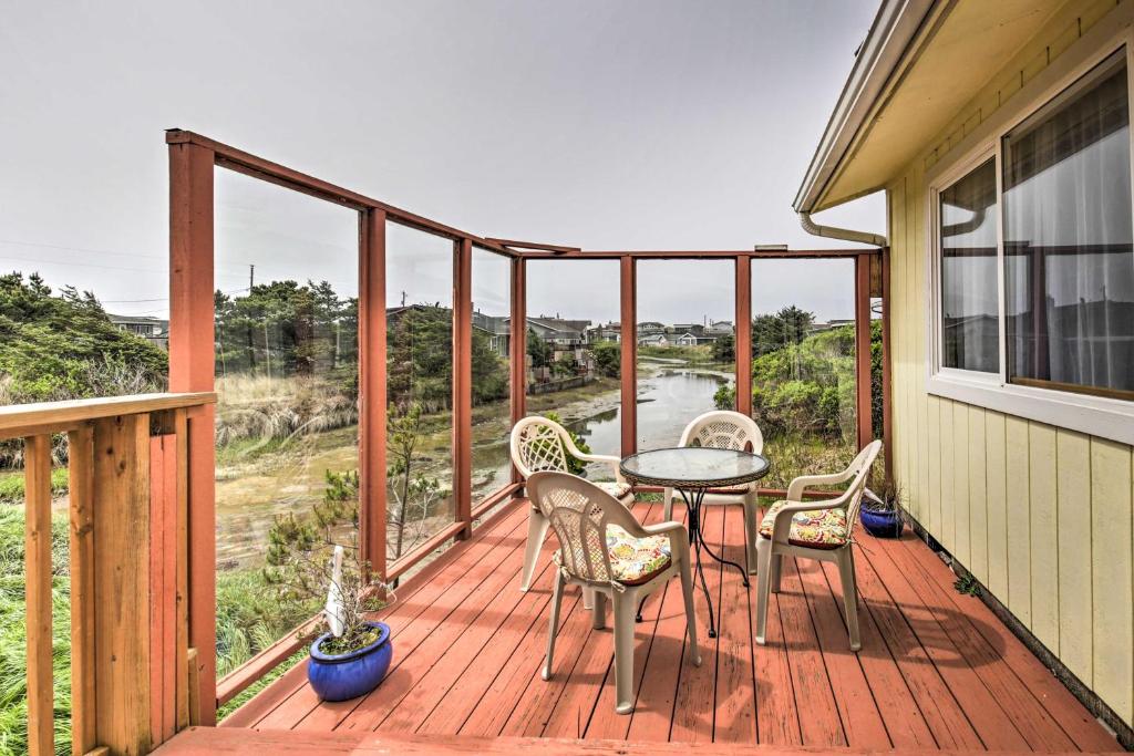 Shore Delight Waldport Home with Deck on Canal - image 3