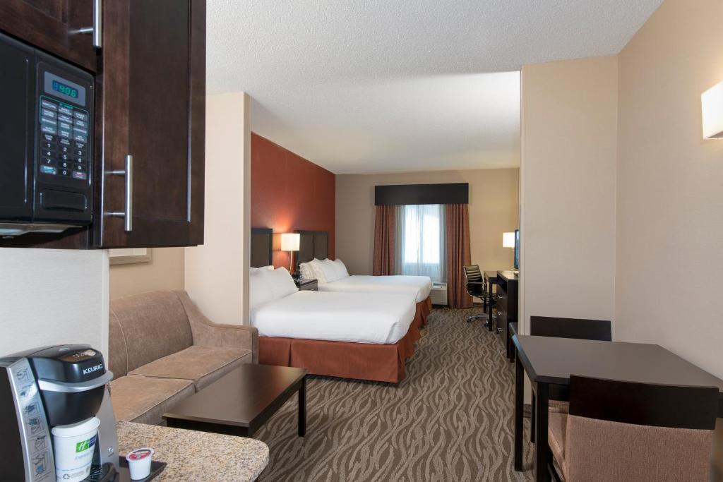 Holiday Inn Express Hotel & Suites Grand Rapids-North an IHG Hotel - image 4