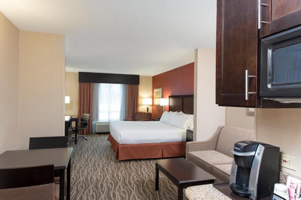 Holiday Inn Express Hotel & Suites Grand Rapids-North an IHG Hotel - image 6