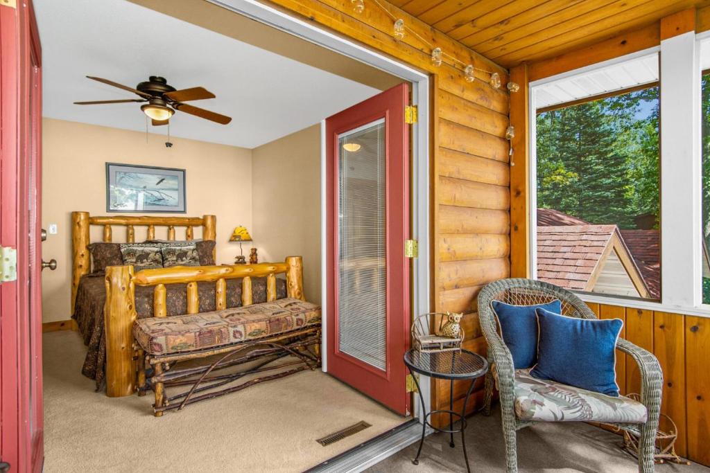 NEW Cozy and Quaint Leech Lake Escape! - image 6