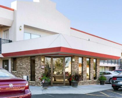 Econo Lodge Wall - image 12