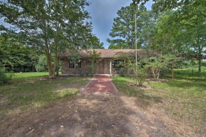 Hempstead Cottage with Covered Porch and Views! - image 2