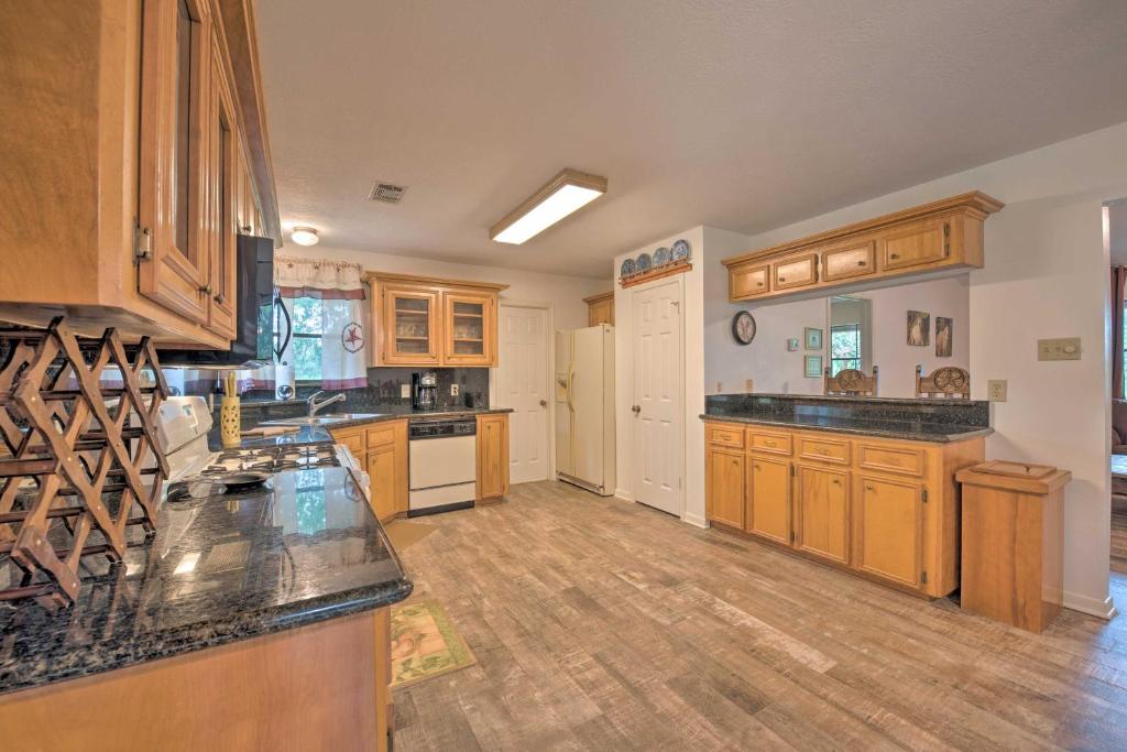 Hempstead Cottage with Covered Porch and Views! - image 6