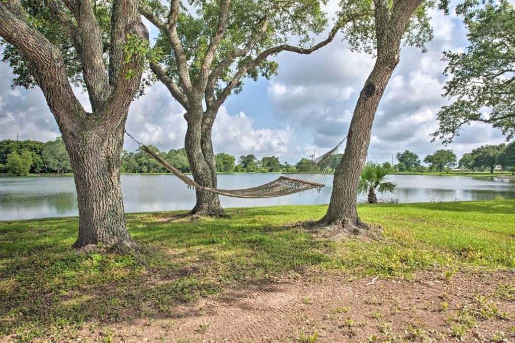 200-Acre Lakefront Ranch in Wallis with Pvt Lake - image 7