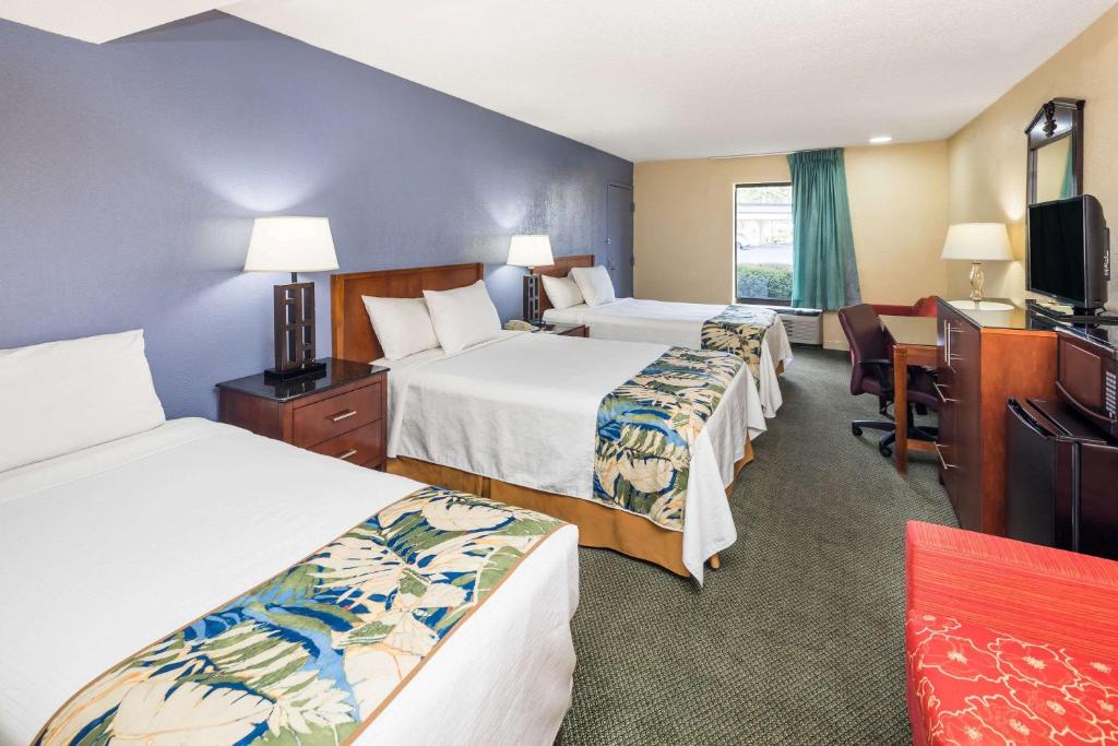 Days Inn by Wyndham Walterboro - image 3