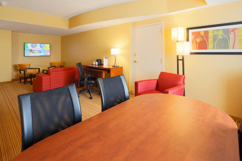 Courtyard by Marriott Boston Waltham - image 5