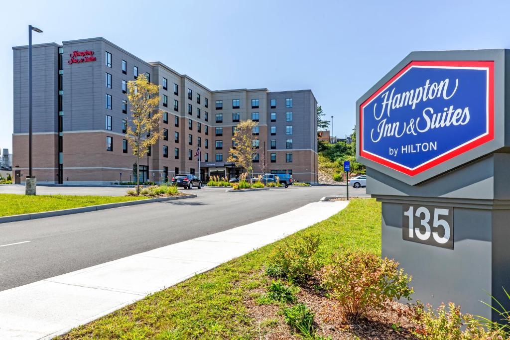 Hampton Inn & Suites Boston/Waltham - main image