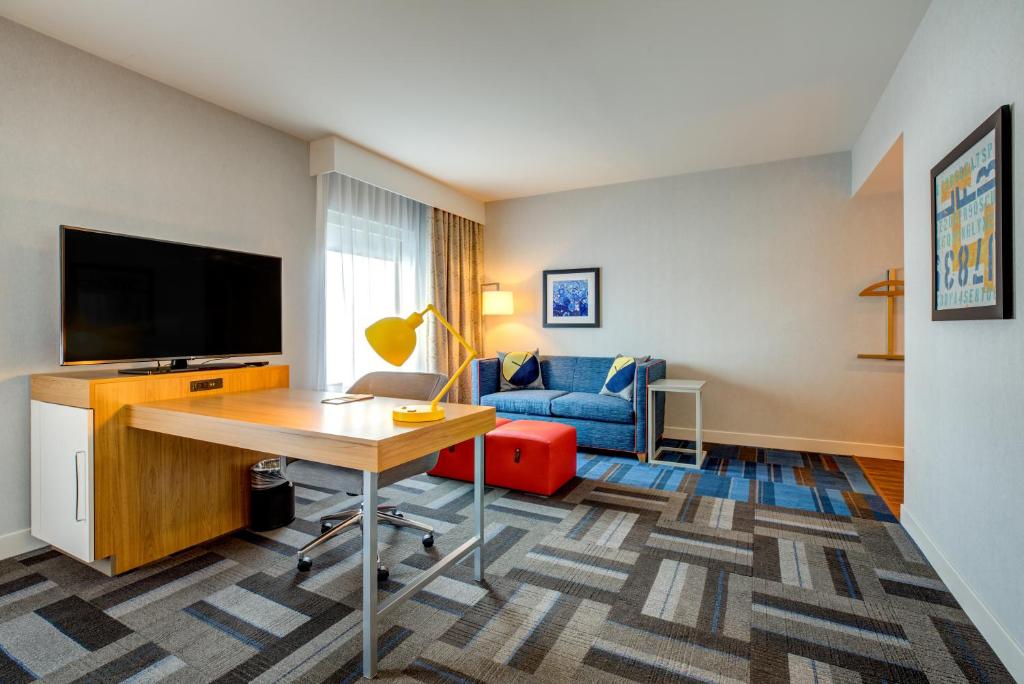 Hampton Inn & Suites Boston/Waltham - image 4