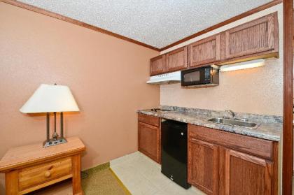 Americas Best Value Inn & Suites Warren Detroit - image 7