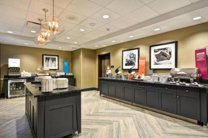 Hampton Inn & Suites Detroit/Warren - image 4